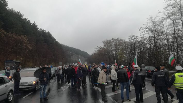 Протестиращи затвориха пътя към Гърция край Кърджали СНИМКИ: Авторът