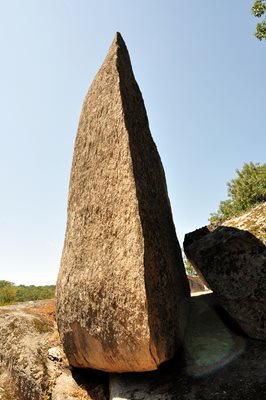 Огромни каменни образувания прехласват туристите.