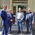 Атанас Баташки, Ангел Иванов, Атанас Петков и Йордан Василев пред сградата на БСП в Пловдив, защото не ги пускат вътре.
