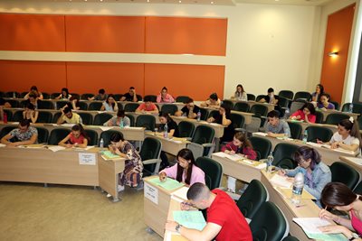 Кандидат-студенти държат изпит по химия в Медицинския университет в Пловдив.


СНИМКА: Архив.