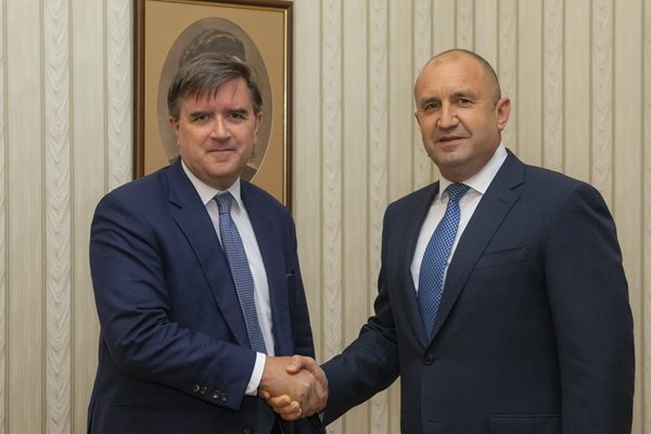 Президентът Румен Радев се срещна с ръководителя на Офиса за координиране на санкциите в Държавния департамент на САЩ посланик Джим О‘Брайън, който е на посещение в България. Снимка прессекретариат на държавния глава