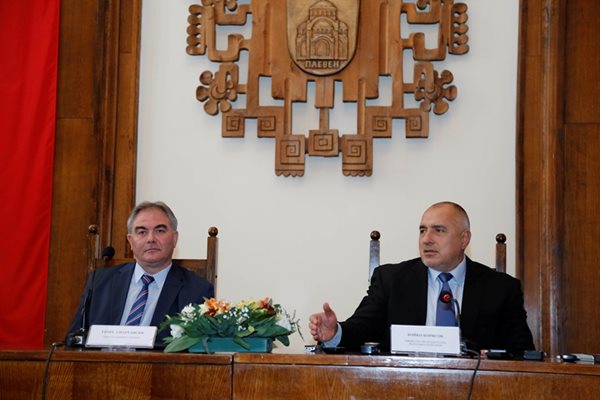 Борисов присъства на подписването на договор за изграждане на интегрирания воден цикъл на Долна Митрополия и Плевен.