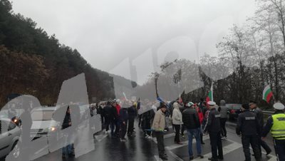 Протестиращи затвориха пътя към Гърция край Кърджали СНИМКИ: Авторът