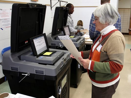 Американка  гласува с  машина на  президентските избори през  2012 г.  в  Олмстед Фолс, щата Охайо.  СНИМКА: РОЙТЕРС