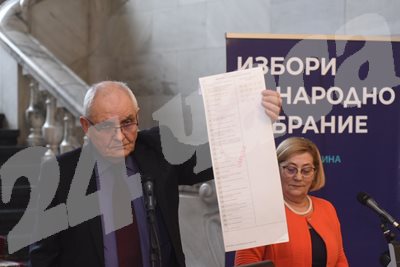 CEC spokespersons Dimitar Dimitrov and Tanya Tsaneva show the bulletin PHOTO: 24 hours