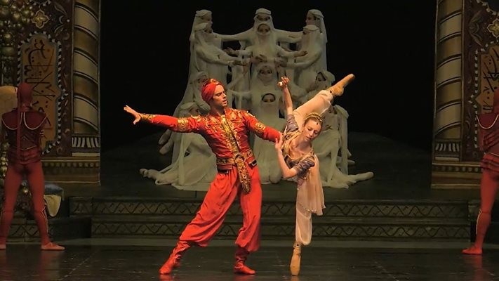 Премиер-солистите Боряна Петрова и Никола Хаджитанев в сцена от балета.

