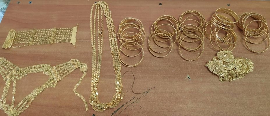 Контрабандни златни накити за над 100 000 лв. са открити в бельото на мъжа СНИМКА: Агенция "Митници"