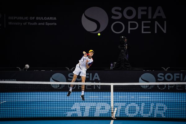 Яник Синер сервира по време на четвъртфинала си в София срещу Джеймс Дъкуърт, спечелен от италианската звезда и водач в схемата на Sofia Open 2021.