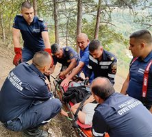 Пожарникари спасиха контузена испанска туристка край Велико Търново.
СНИМКА: ФЕЙСБУК НА РСПБЗН - Велико Търново