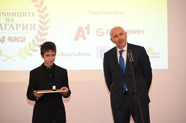 Светослав Любомиров, главен изпълнителен директор на “Главболгарстрой холдинг”, връчи наградата на Калоян Гешев.