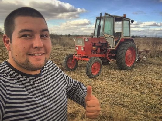 Преди време Спас си направил селфи с трактора ЮМЗ от семейната ферма, съветско производство от 1989 г., а отдолу написал: "С бай Иван социалиста отново сме в коалиция".
