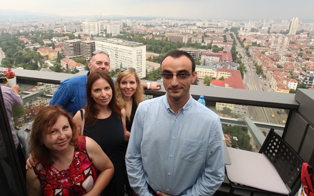 Специална атракция бе гледката към цялата столица от терасата на най-високия ресторант в София.