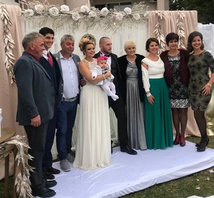 Булката и младоженецът с роднините, сред които и Николина Чакърдъкова, на сватбата в събота  СНИМКИ: ЛИЧЕН АРХИВ