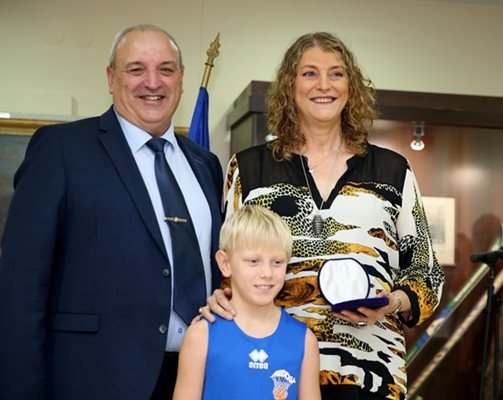 Баскетболистката бе наградена от зам.-министъра на спорта Стоян Андонов