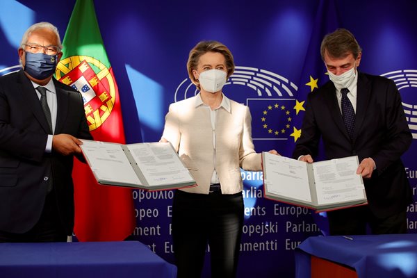 Шефката на Еврокомисията Урсула фон дер Лайен (в средата) присъства на подписването на споразумението за бюджета между ЕП и Съвета на ЕС. Подписи под документа поставиха председателят на ЕП Давид Сасоли (вдясно) и португалският премиер Антониу Коща, чиято страна е ротационен председател на Съвета на ЕС.