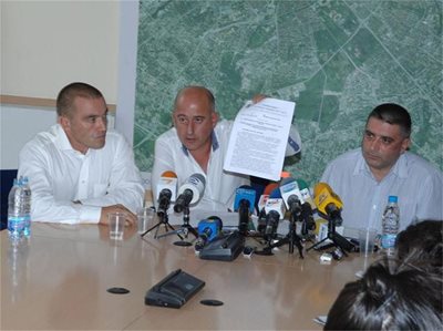 Радослав Тошев, Орлин Иванов и Данаил Кирилов (от ляво на дясно) ще съдят Кадиев.
СНИМКА: ДЕСИ КУЛЕЛИЕВА
