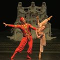 Премиер-солистите Боряна Петрова и Никола Хаджитанев в сцена от балета.

