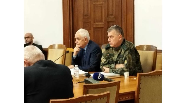 Зам.-министърът на отбраната Атанас Запрянов (вляво) в комисията по отбрана