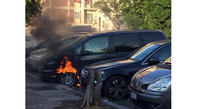 За поредното опожаряване на коли във въпросната зона съобщи чрез социалните мрежи Паоло Паче, който днес е представител на дясната партия “Братя на Италия”. СНИМКА: Паоло Паче / Фейсбук