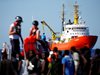 ЕК: Мигрантите на кораба "Акуариус" са били спасени край бреговете на Либия