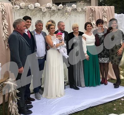 Булката и младоженецът с роднините, сред които и Николина Чакърдъкова, на сватбата в събота  СНИМКИ: ЛИЧЕН АРХИВ