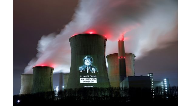 Активисти на “Грийнпийс” прожектираха образите на канцлерката Ангела Меркел и нейни министри върху ТЕЦ в Нойрат, Германия, с надпис “Кризата с климата - нерешен проблем”.