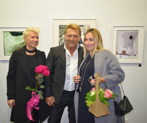 Стилияна бе приветствана от собственика на галерия "Нирвана" Николай Младжов, който посрещна певицата Раева