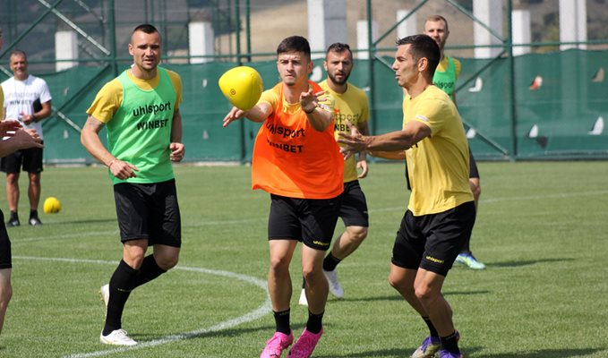 Футболистите на "Ботев" (Пловдив) проведоха днес само едно занимание.
