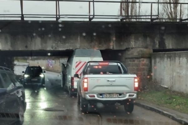 Бус се заклещи под мост в София
Снимка: Светла Алексиева, фейсбук