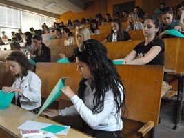 3585 кандидати държаха теста по български език и литература в Университета за национално и световно стопанство вчера.
СНИМКА: АНДРЕЙ БЕЛОКОНСКИ
