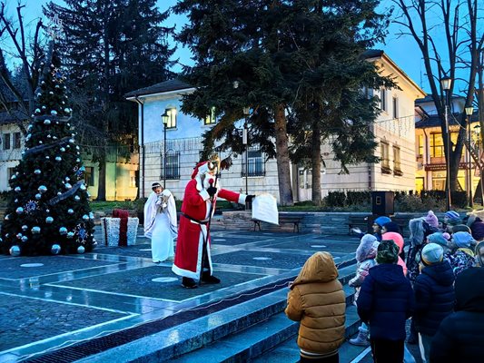 Дядо Коледа и Снежанка зарадваха децата