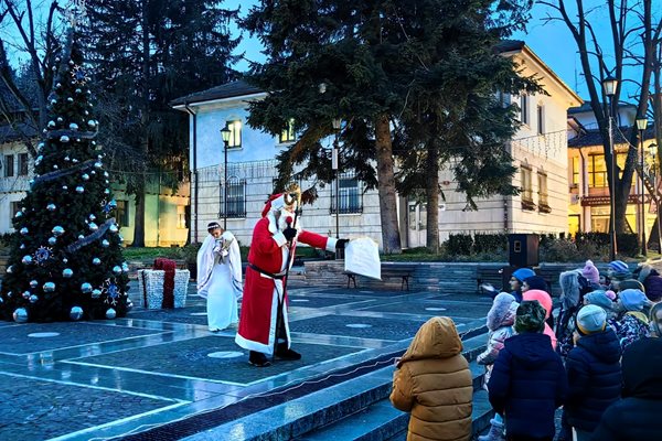 Дядо Коледа и Снежанка зарадваха децата