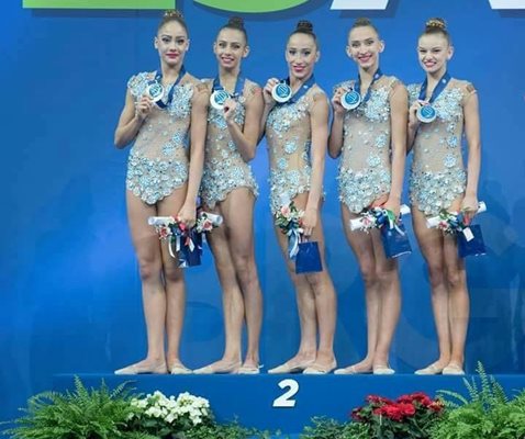 Елена Бинева, Мадлен Радуканова, Симона Дянкова, Теодора Александрова и Лаура Траатс със сребърните медали от многобоя, след като станаха втори в света още на дебютното си първенство.