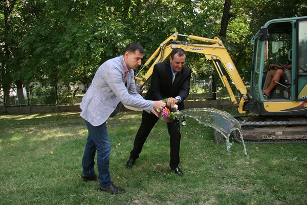 Градоначалникът Иван Тотев и кметът на "Източен" Николай Чунчуков направиха първа копка за ново крило към ясла "Веселушка".