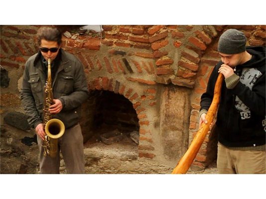 Митака (вляво) свири на саксофон, а Хорхе му приглася с екзотичния звук на диджериду.


