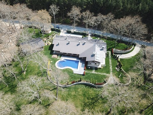 Снимка на къщата, направена с дрон, бе разпространена от сайта “Биволъ”.