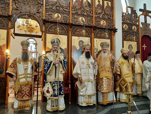 Шестима митрополите въдвориха епископ Висарион.