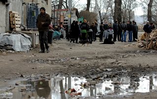 Снимат с дрон ромските гета, а след това започват ремонти