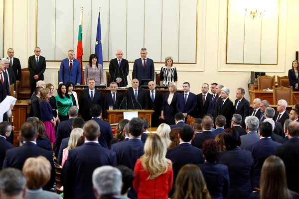 Кабинетът “Борисов” при клетвата му преди 4 г. Сега не е ясно кога избраните за депутати министри ще положат клетвата в НС.