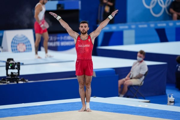 Дейвид Хъдълстоун в Ariake Gymnastics Centre в Токио по време на дебютното си участие на олимпийски игри. Българинът изигра шестте си съчетания в квалификациите от турнира по спортна гимнастика за мъже с видима голяма болка и здраво стегнат ляв глезен. Оказа се, че глезенът е изваден и с разкъсани връзки. СНИМКИ: ЛЮБОМИР АСЕНОВ, LAP,BG