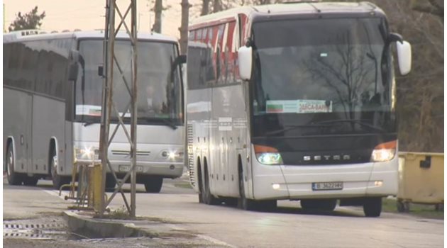 Първите автобуси с евакуирани пристигнаха в събота.