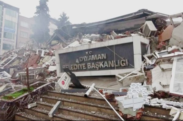 Разрушената сграда на общината в Адъяман