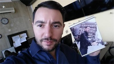 Антон Хекимян си прави селфи в нюзрума на Би Ти Ви с любимата си снимка.

СНИМКИ: ЛИЧЕН АРХИВ 