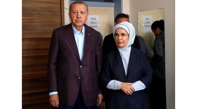 Турският президент Реджеп Ердоган и съпругата му Емине  СНИМКА: Ройтерс