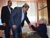 Инж. Добромир Добрев се поклони и целуна ръка на 100-годишната Златка Цветанска на рождения й ден