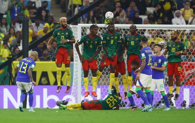 Бразилският ветеран Дани Алвеш изпълнява пряк свободен удар в мача срещу Камерун.