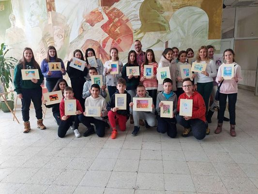Децата показват картините си, които са подготвили под ръководството на учителя по изобразително изкуство Д. Йовчев.
СНИМКА: Фейсбук профил на Дончо Барбалов