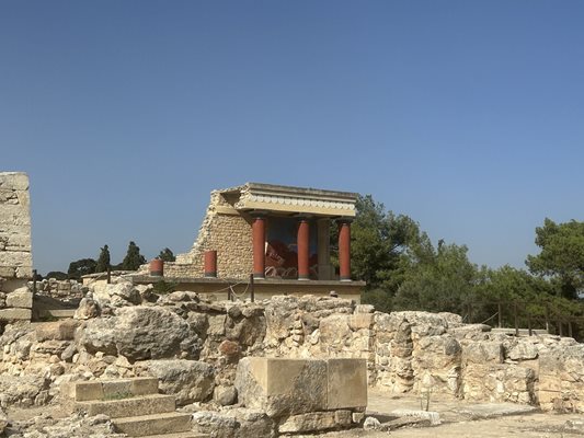 Възстановена част от двореца в Кносос, а на стената е изрисуван Минотавърът.