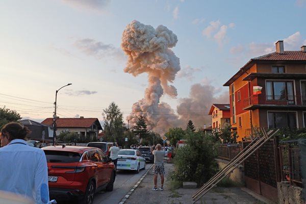 Горящите складове с фойерверки са много близо до приюта на отчето