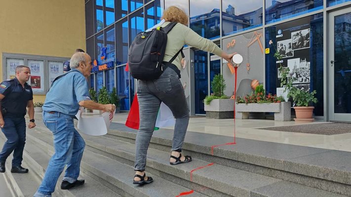 They pour red paint in front of the Russian Cultural and Information Center in Sofia